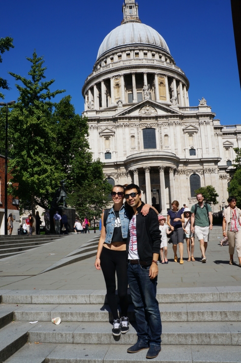 Mein Mitbewohner Efkan und ich vor St Paul's Cathedral
